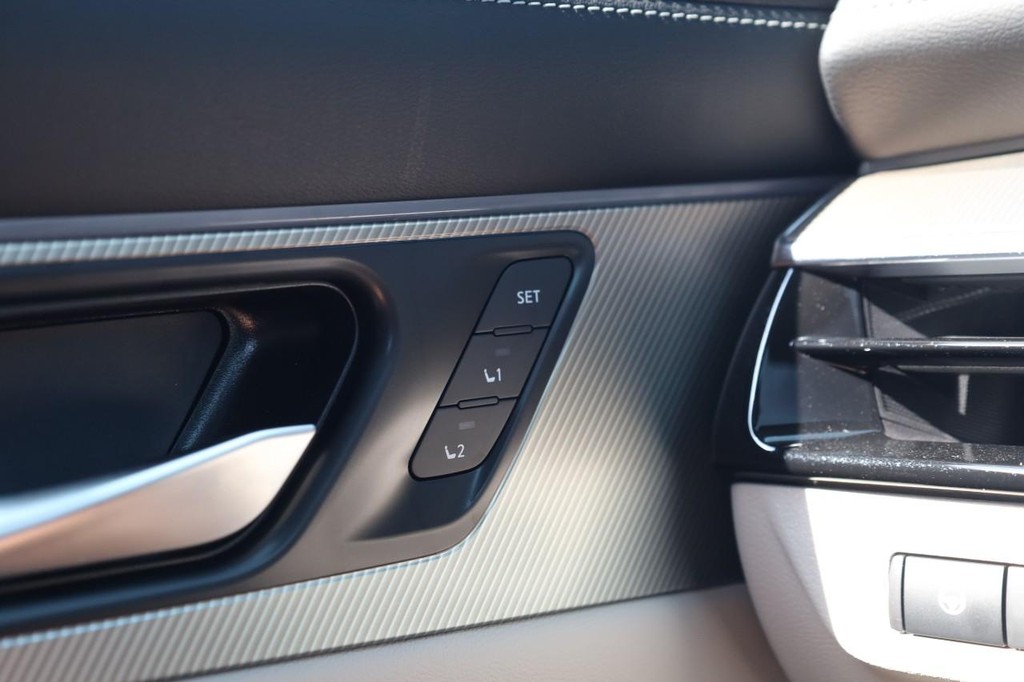 Nissan Murano Vehicle Full-screen Gallery Image 22