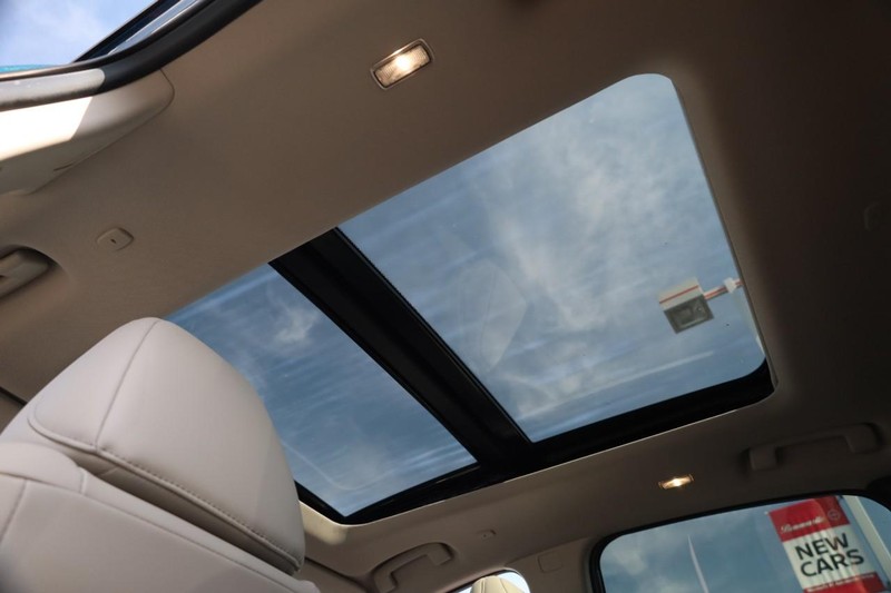 Nissan Murano Vehicle Full-screen Gallery Image 9