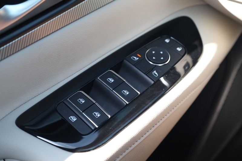 Nissan Murano Vehicle Full-screen Gallery Image 21