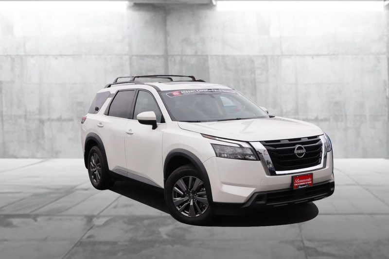 Nissan Pathfinder Vehicle Image 02