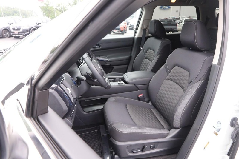 Nissan Pathfinder Vehicle Image 09
