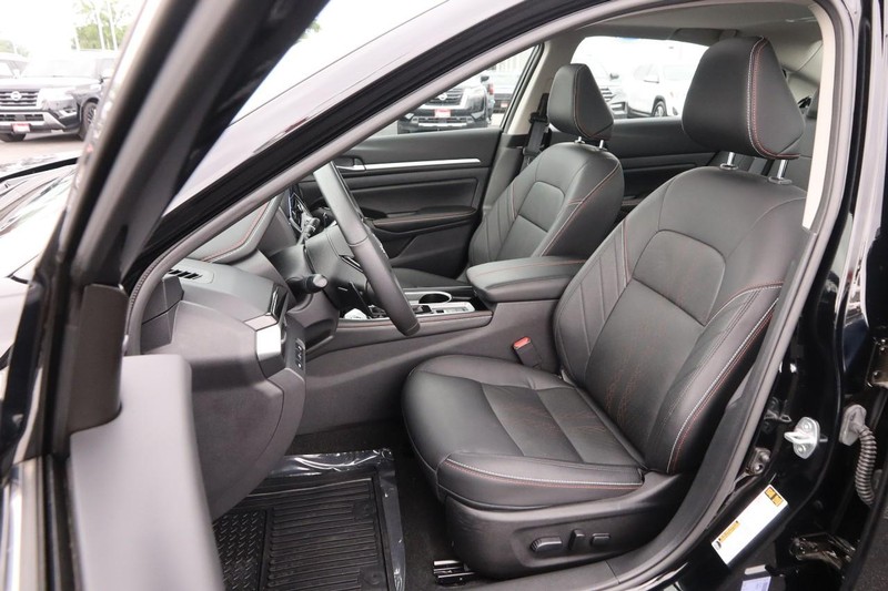 Nissan Altima Vehicle Image 09