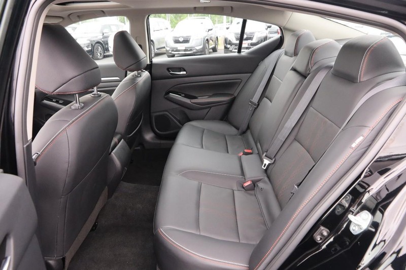 Nissan Altima Vehicle Image 10