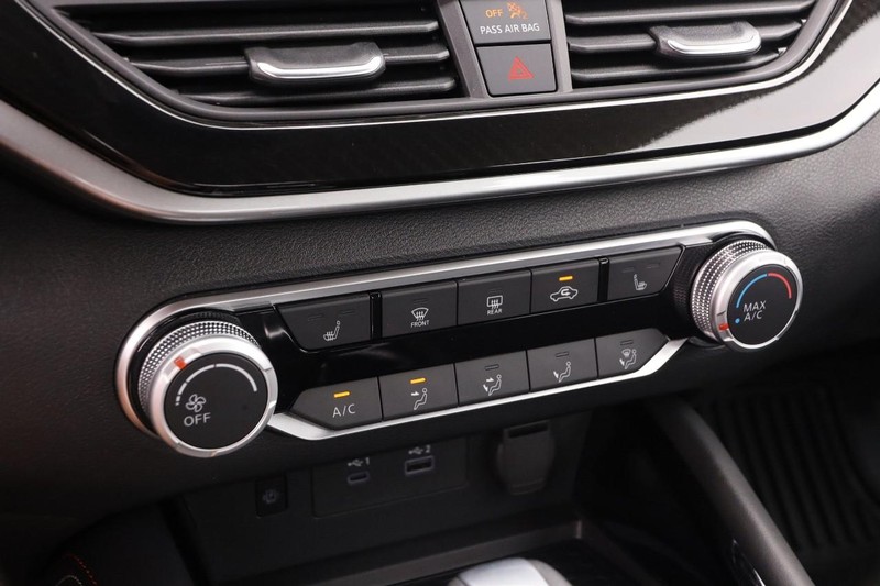 Nissan Altima Vehicle Image 18