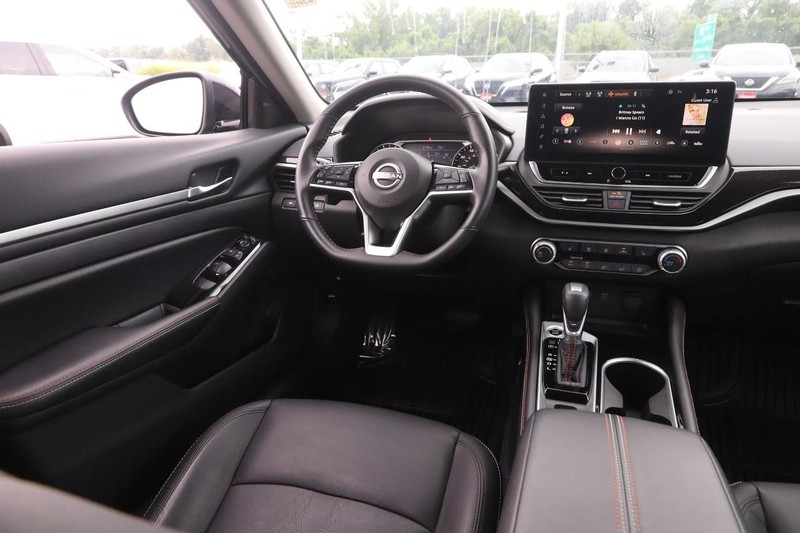 Nissan Altima Vehicle Image 22