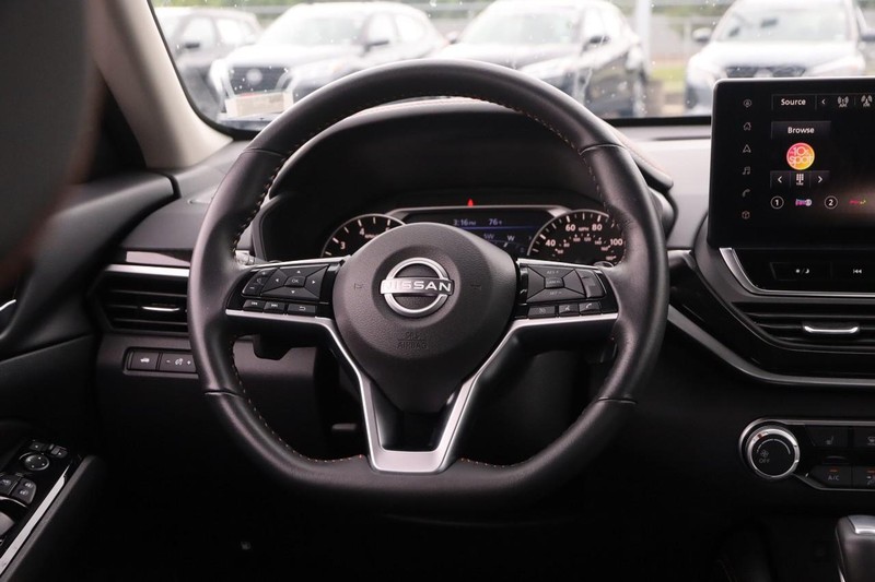 Nissan Altima Vehicle Image 23