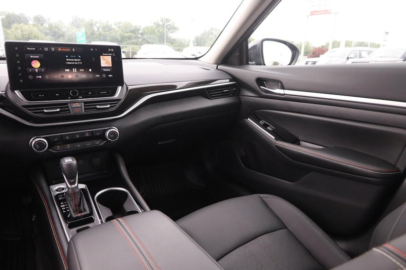 Nissan Altima Vehicle Image 25