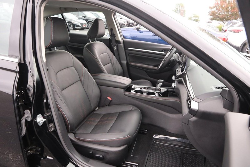 Nissan Altima Vehicle Image 26