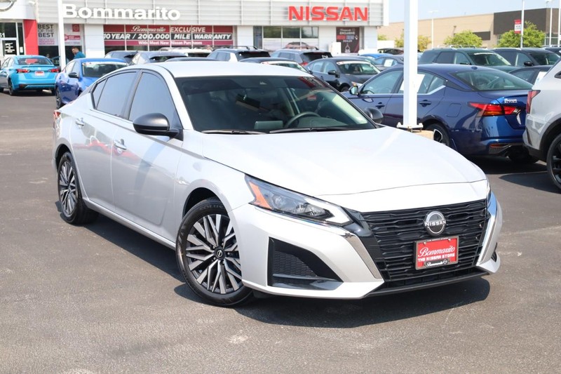 Nissan Altima Vehicle Image 02