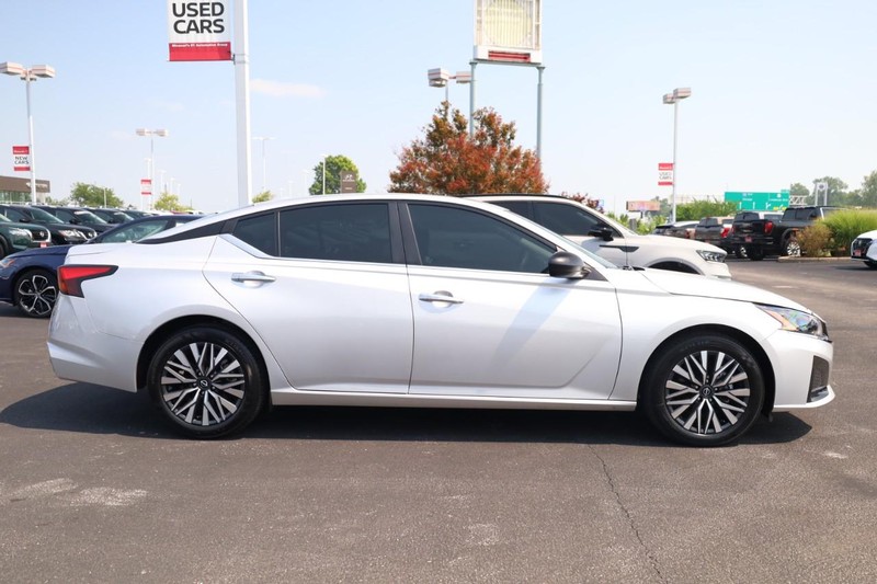 Nissan Altima Vehicle Image 05