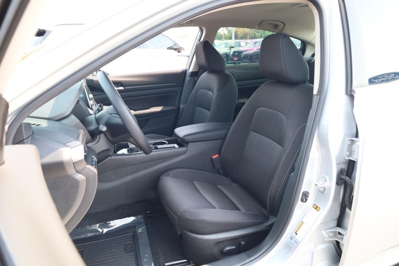 Nissan Altima Vehicle Image 08