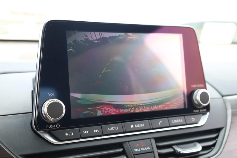 Nissan Altima Vehicle Image 12
