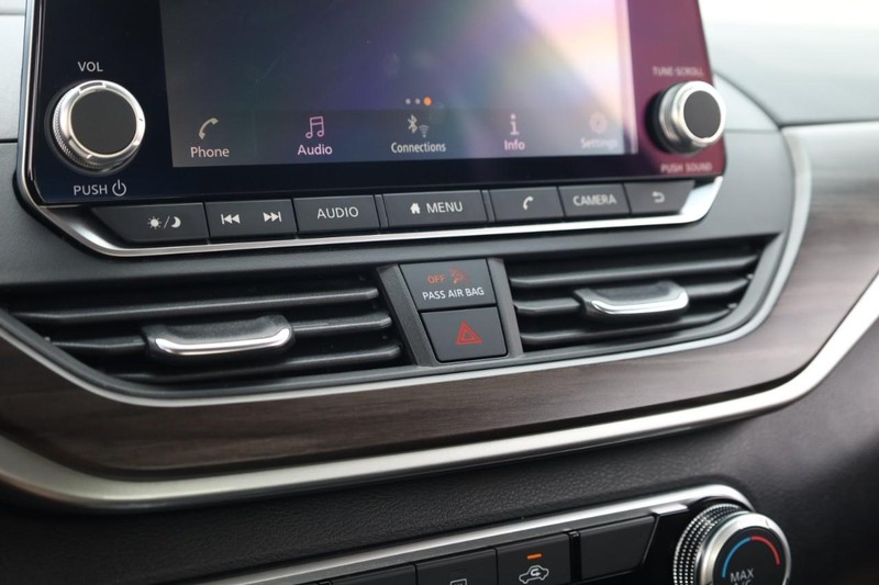 Nissan Altima Vehicle Image 13