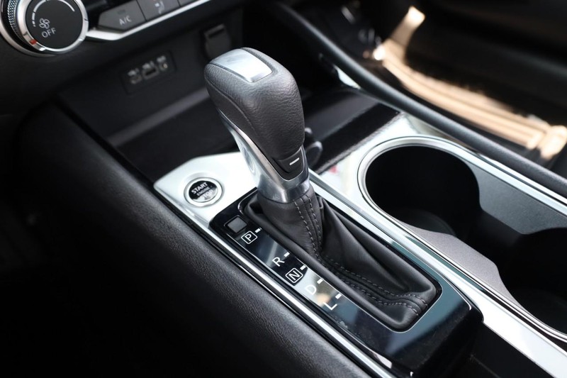 Nissan Altima Vehicle Image 16