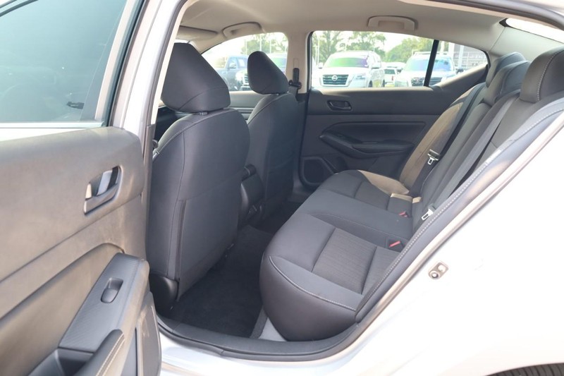 Nissan Altima Vehicle Image 19