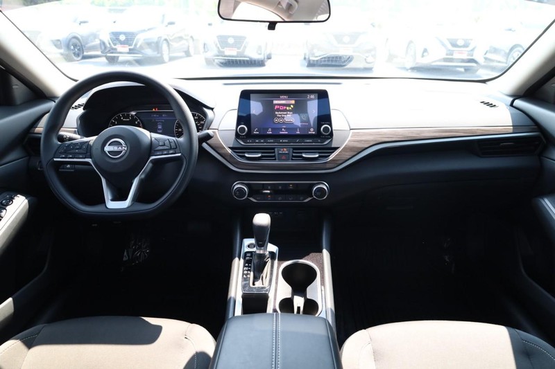 Nissan Altima Vehicle Image 21