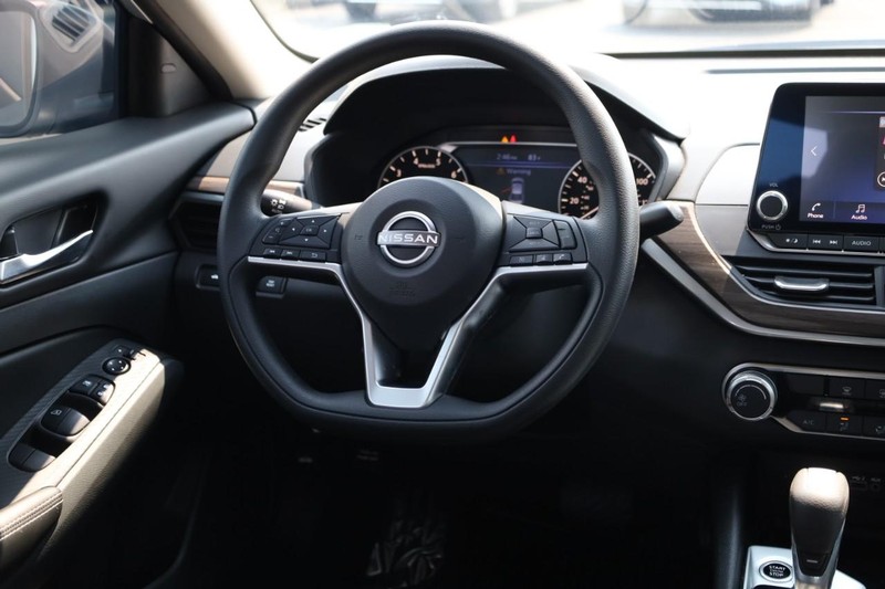 Nissan Altima Vehicle Image 22