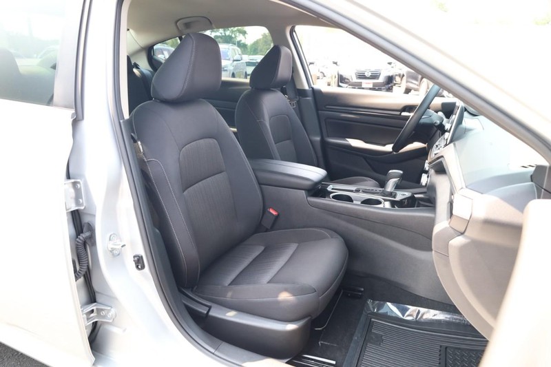 Nissan Altima Vehicle Image 24