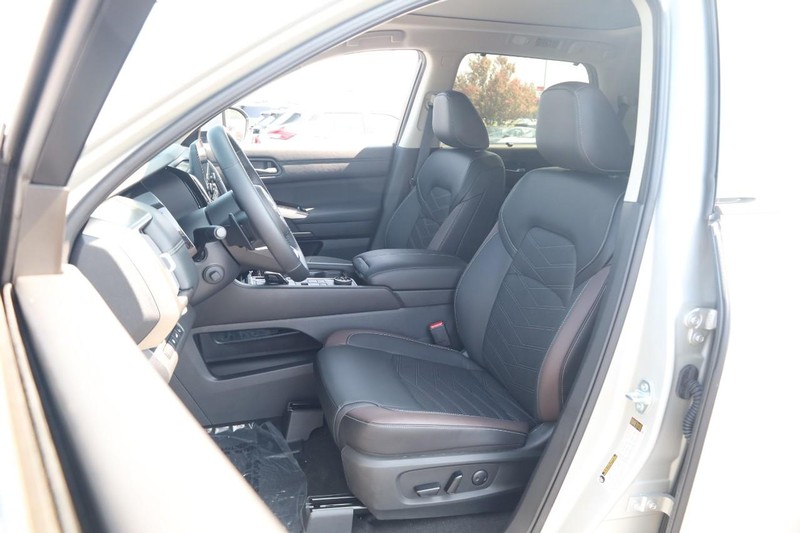 Nissan Pathfinder Vehicle Image 12