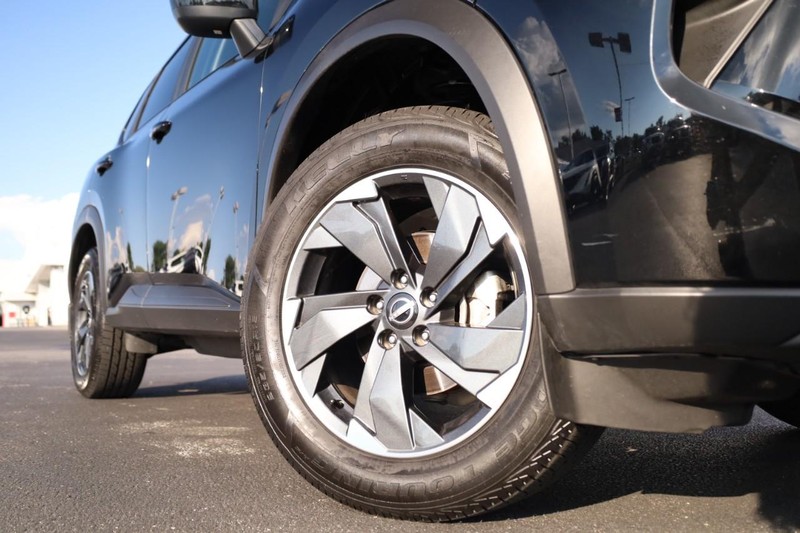 Nissan Rogue Vehicle Image 03