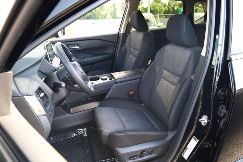 Nissan Rogue Vehicle Image 10