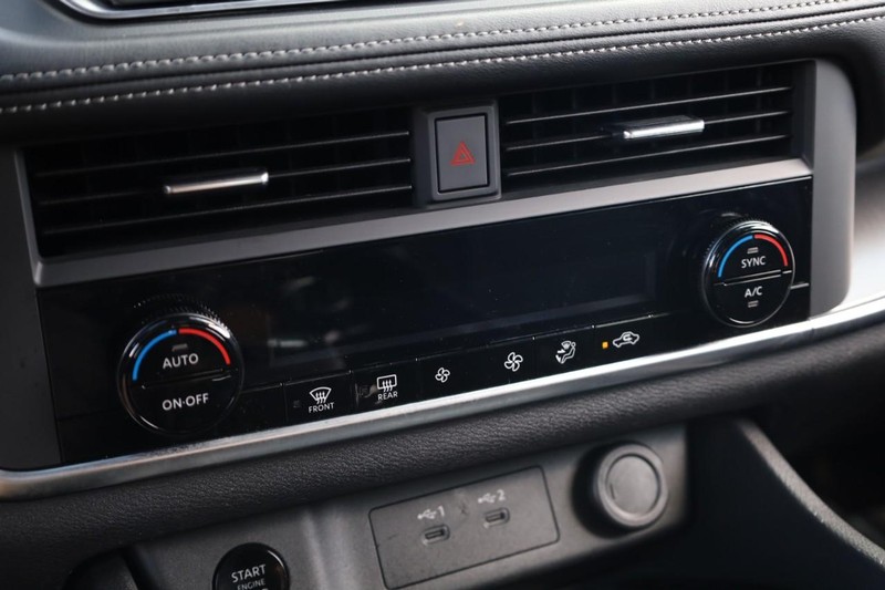 Nissan Rogue Vehicle Image 15