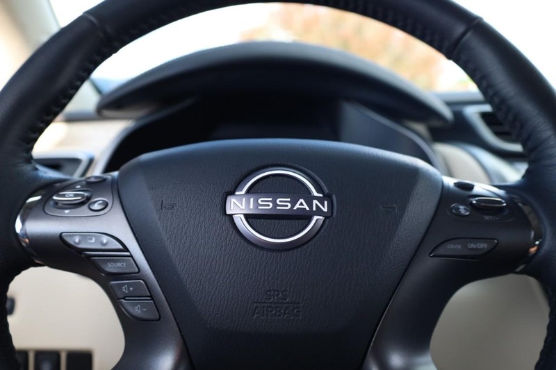Nissan Murano Vehicle Image 13