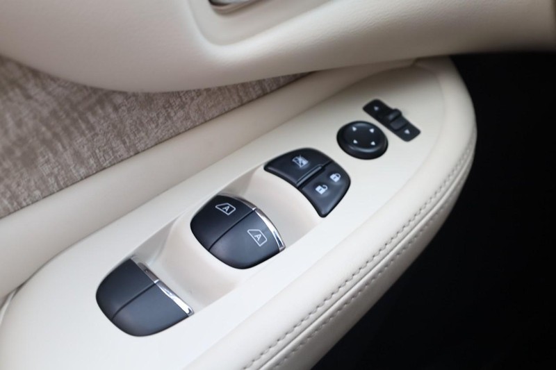 Nissan Murano Vehicle Image 22
