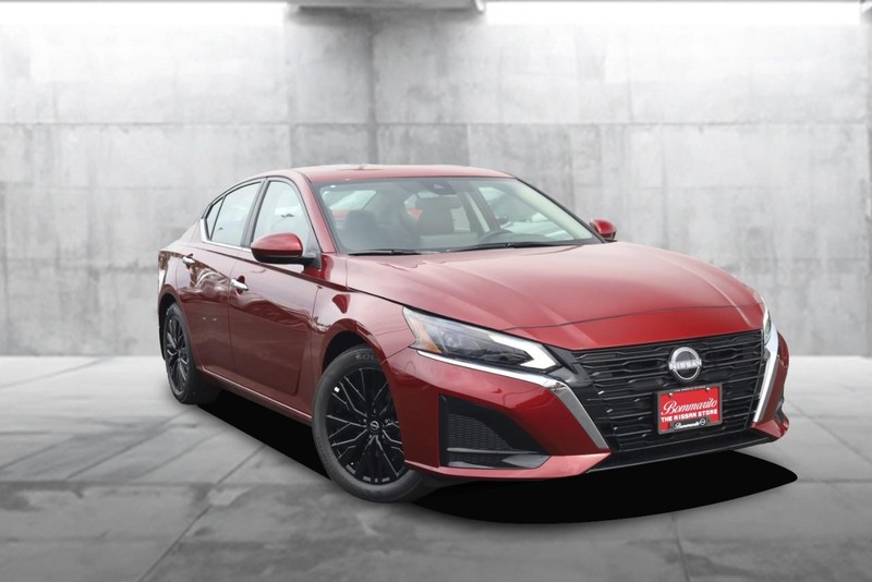 Nissan Altima Vehicle Image 02