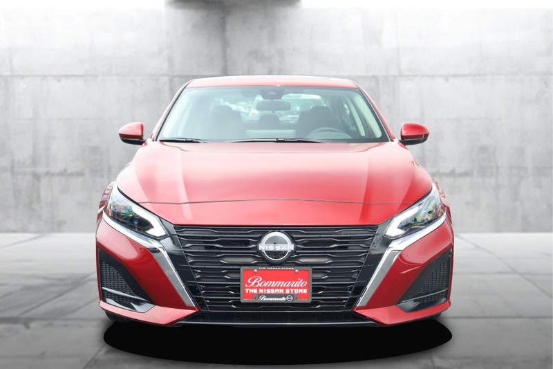 Nissan Altima Vehicle Image 04