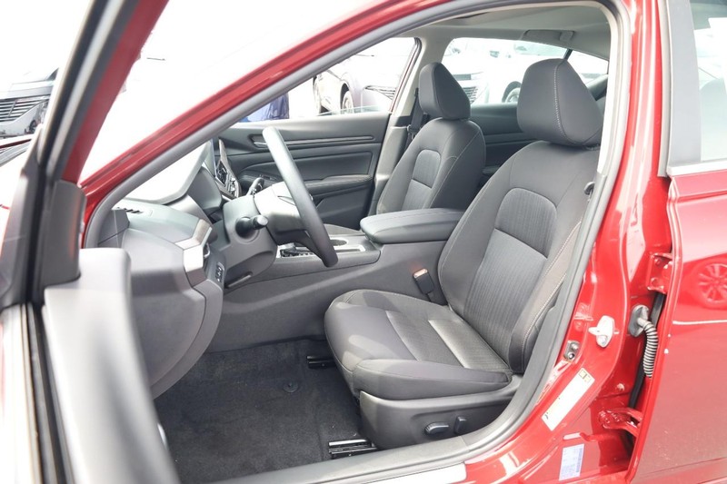 Nissan Altima Vehicle Image 08