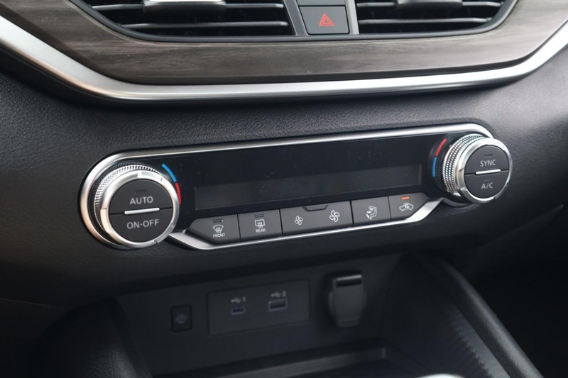 Nissan Altima Vehicle Image 13