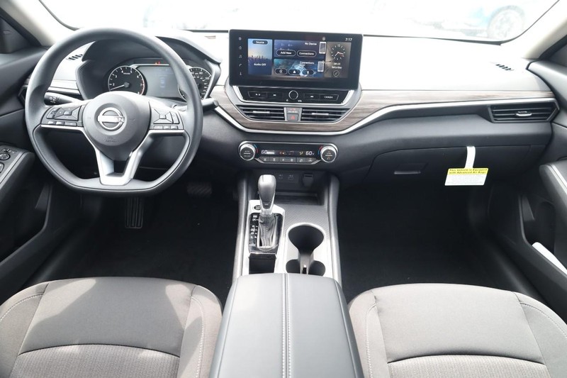 Nissan Altima Vehicle Image 22