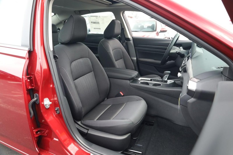 Nissan Altima Vehicle Image 24