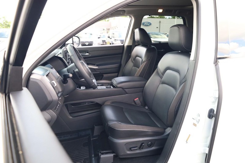 Nissan Pathfinder Vehicle Image 10