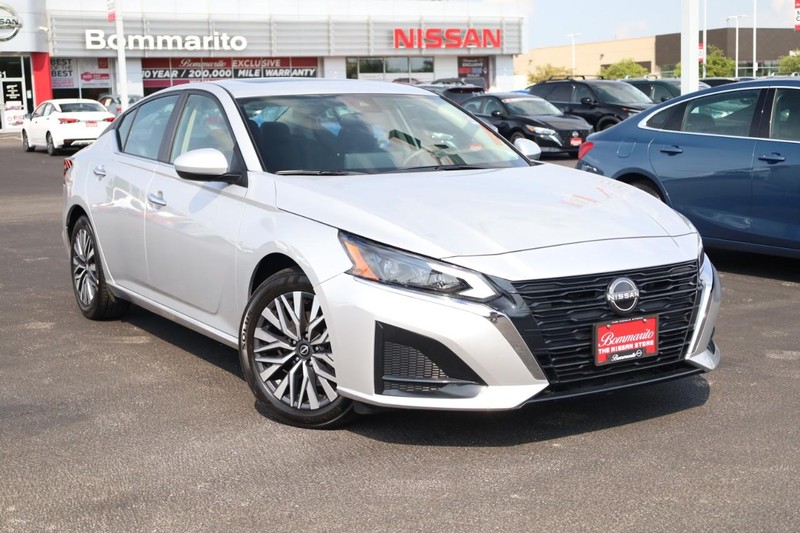 Nissan Altima Vehicle Image 02