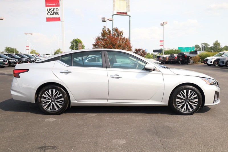 Nissan Altima Vehicle Image 05