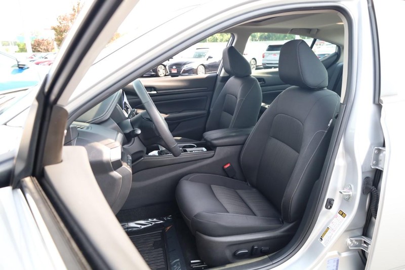 Nissan Altima Vehicle Image 09