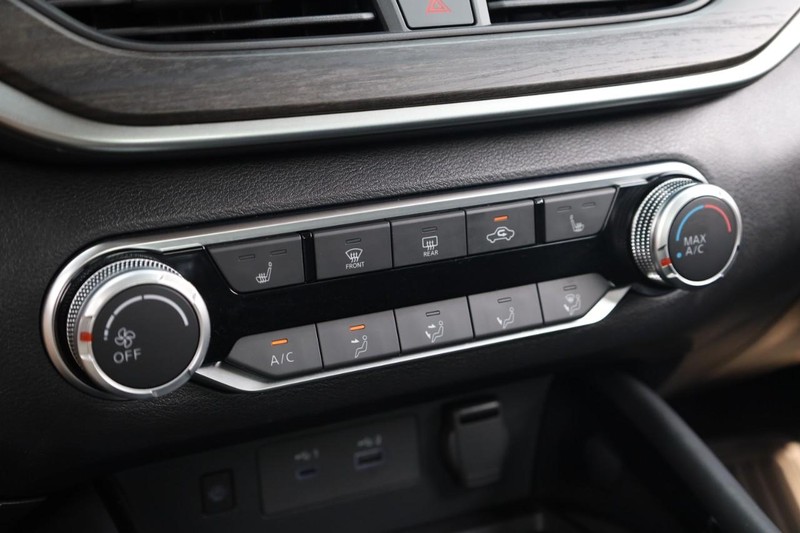 Nissan Altima Vehicle Image 15