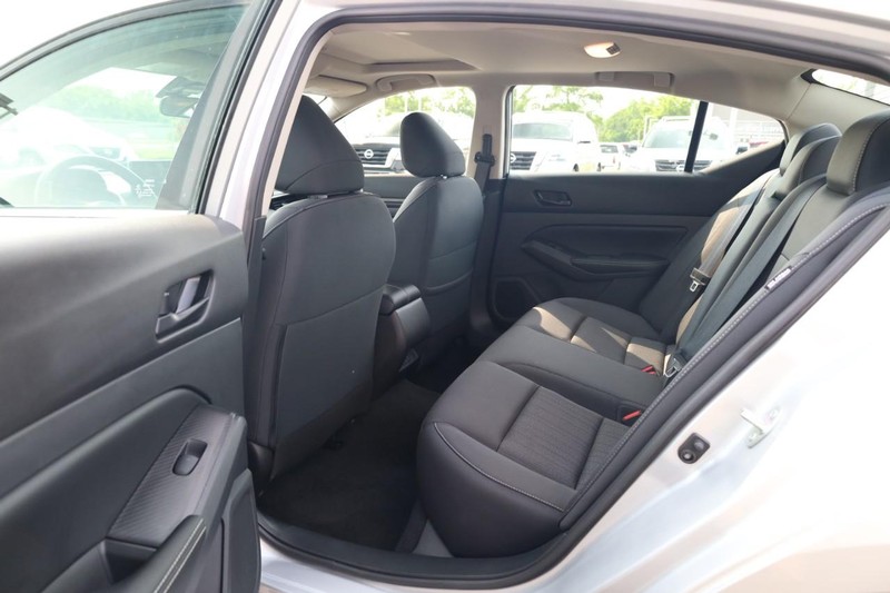 Nissan Altima Vehicle Image 21