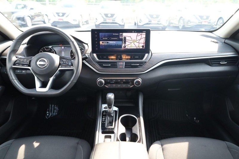 Nissan Altima Vehicle Image 23