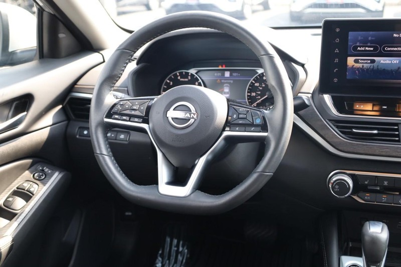 Nissan Altima Vehicle Image 24