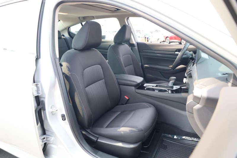Nissan Altima Vehicle Image 25