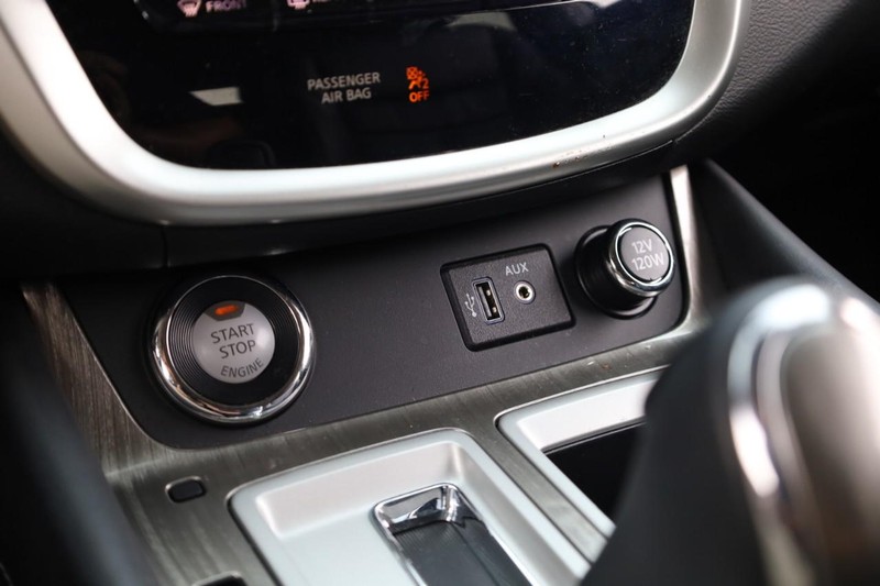 Nissan Murano Vehicle Image 17