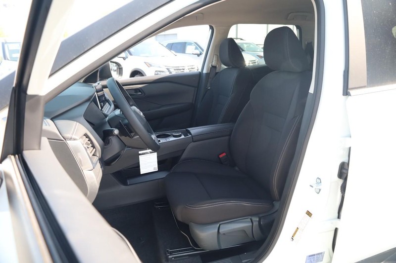 Nissan Rogue Vehicle Image 08