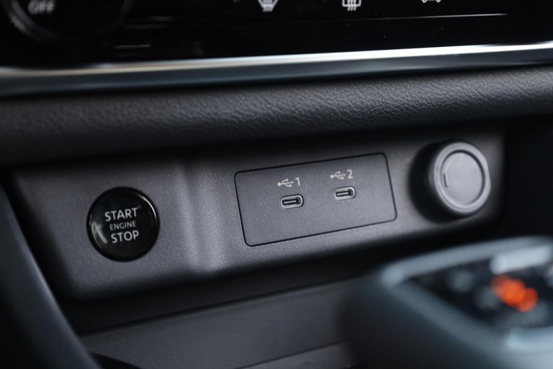 Nissan Rogue Vehicle Image 14