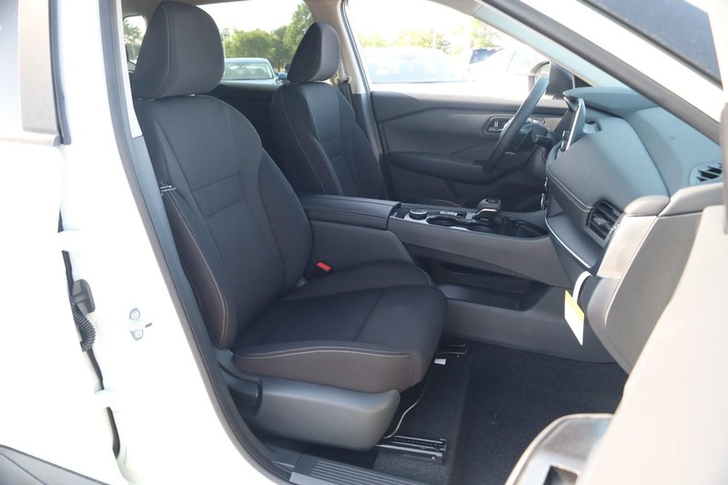Nissan Rogue Vehicle Image 23