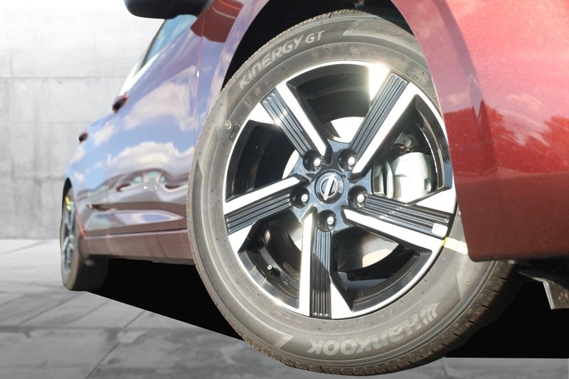 Nissan Sentra Vehicle Image 03