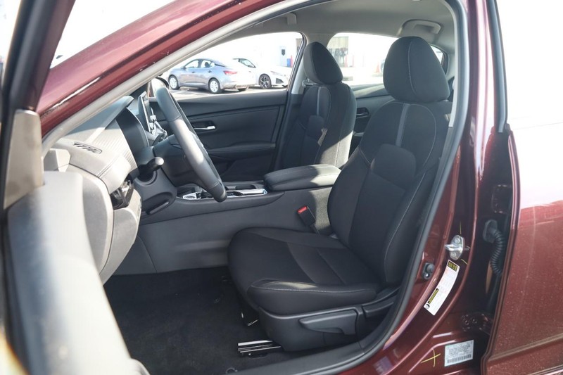 Nissan Sentra Vehicle Image 08