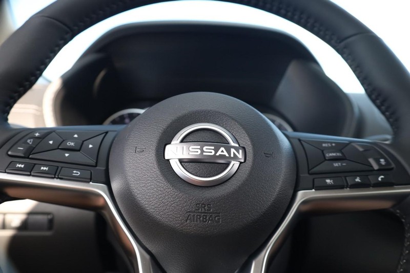 Nissan Sentra Vehicle Image 09